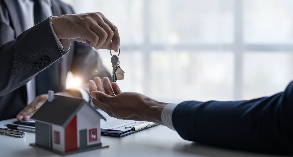 Comment les frais de commission d'agence immobilière varient-ils selon le marché immobilier : analyse détaillée